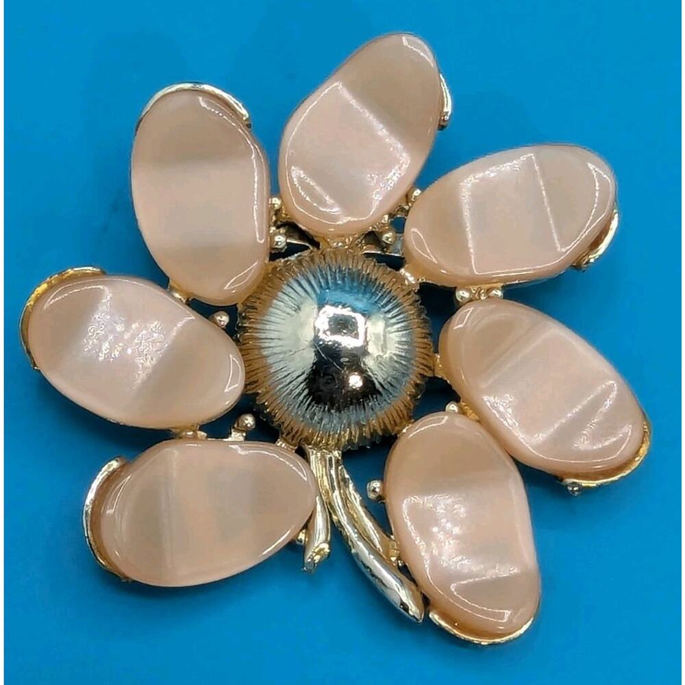 Pink Opalescence Thermoset? 7 Petal Flower Goldtone Stem Brooch Retro Vintage
